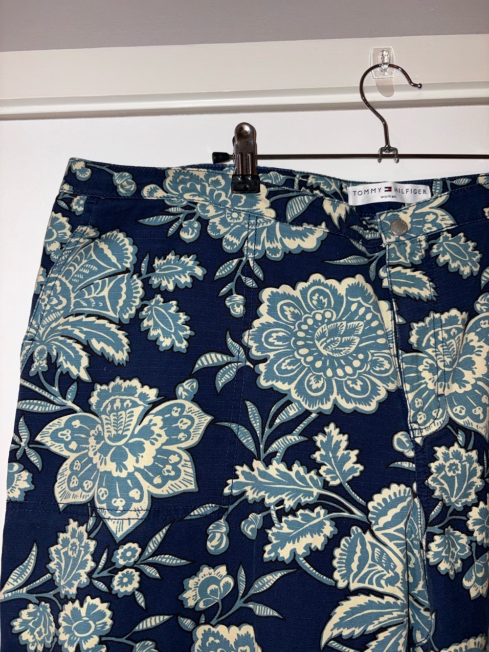 Tommy Hilfiger Floral Crop Pattern Pants - Picture 2 of 8